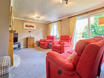 Lounge to Rear